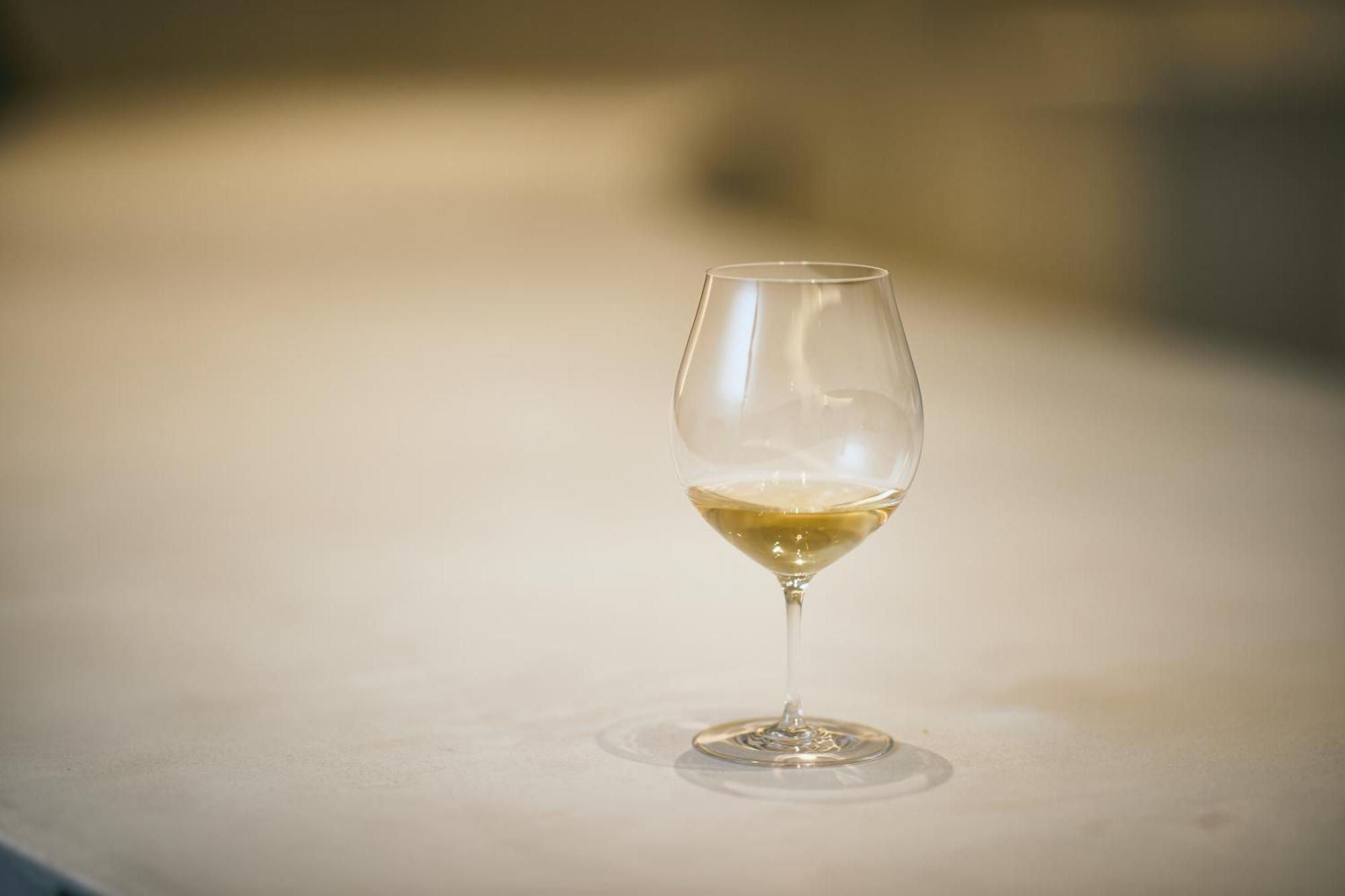 Good Nature Hotel Kyoto Buitenkant foto A glass of white wine